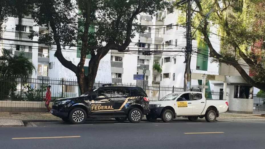 Veículos da Polícia Federal e da CGU no Corredor da Vitória, em Salvador - Foto: Phael Fernandes/TV Bahia.