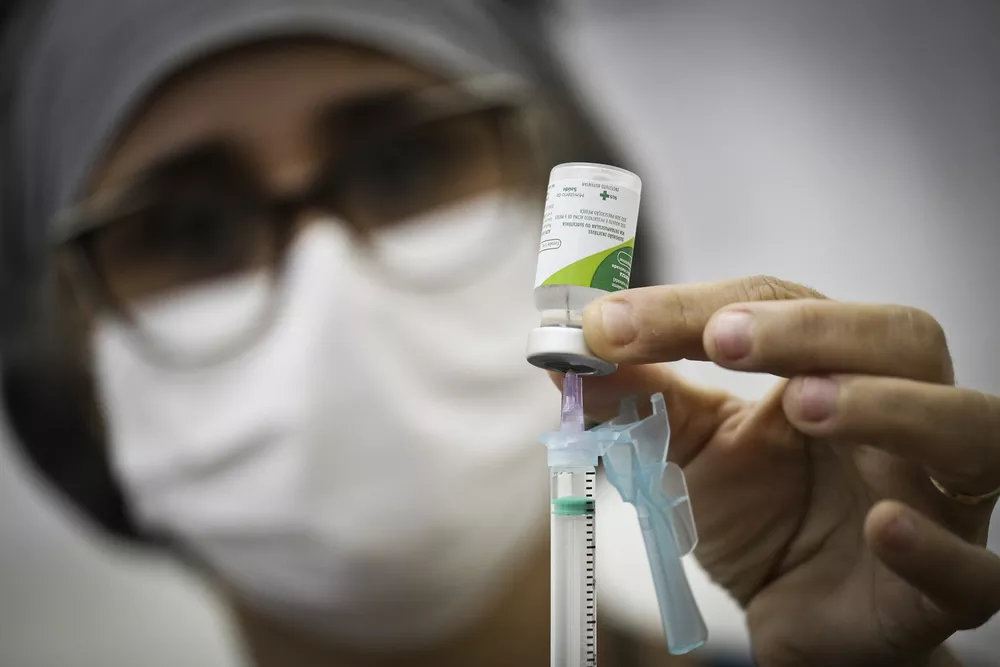 Profissional da saúde prepara vacina contra gripe - Foto: Breno Esaki/Agência Saúde