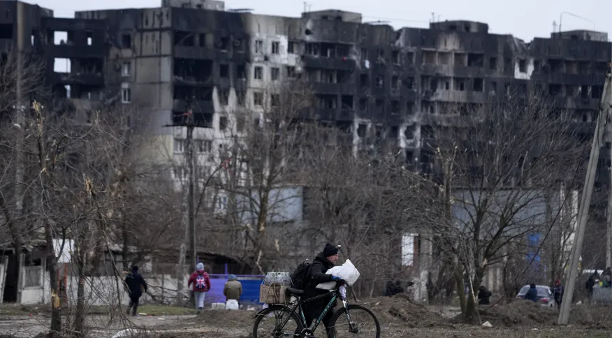 Civis tentam deixar Mariupol, uma das cidades mais atingidas pela Rússia na Ucrânia; destruição na cidade é vista em todos os lugares Anadolu Agency via Getty Images