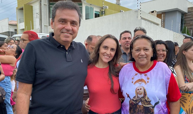 O município de Santa Cruz ficou pequeno para tantos políticos que o visitaram na festa da Padroeira, neste domingo 22. Foto: Reprodução