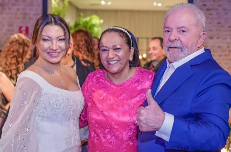 Fátima Bezerra posa com os noivos, em festa que reuniu artistas e políticos. Foto: Arquivo Pessoal