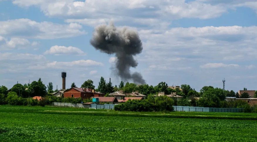 Bomba explode na região de Severodonetsk, no leste da Ucrânia Rick Mave/SOPA Images/LightRocket via Getty Images