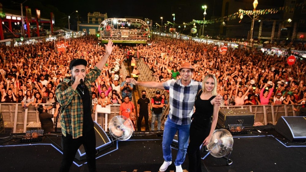Allyson Bezerra no palco do Mossoró Cidade Junina durante show de Raí Saia Rodada ?- Foto: Secom PMM