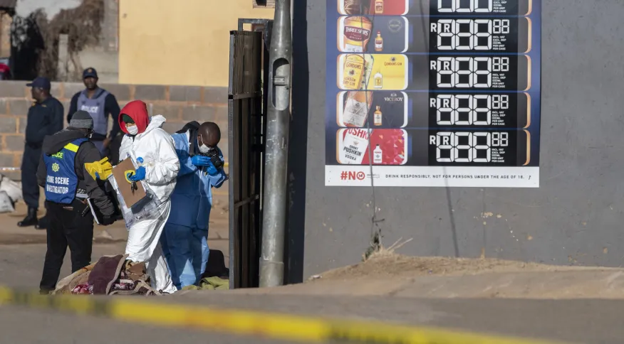 Autoridades de segurança inspecionam local de ataque a tiro em Soweto, na África do Sul. Anadolu Agency via Getty Images