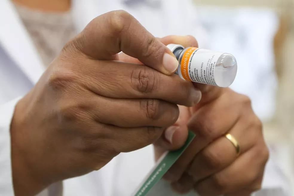 Profissional de saúde segura ampola de CoronaVac, imunizante contra Covid-19 - Foto: Divulgação/Ascom/GESP