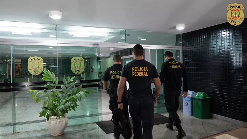 Agentes da PF durante operação 'Não Seja um Laranja', em Brasília �- Foto: Polícia Civil do DF/Divulgação