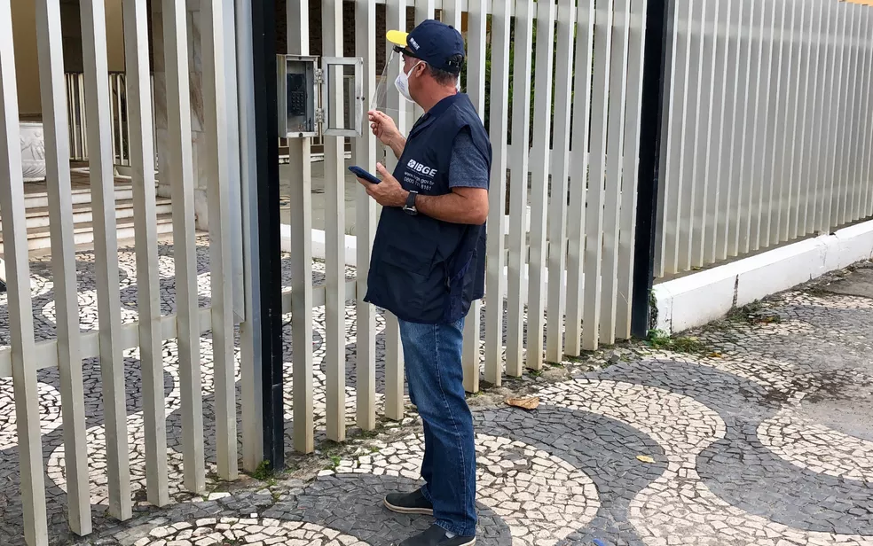 Agente censitário do IBGE na porta de um prédio em Salvador, na Bahia, na tarde de segunda-feira, 1º de agosto, primeiro dia da coleta do Censo 2022 - Foto: Divulgação/IBGE