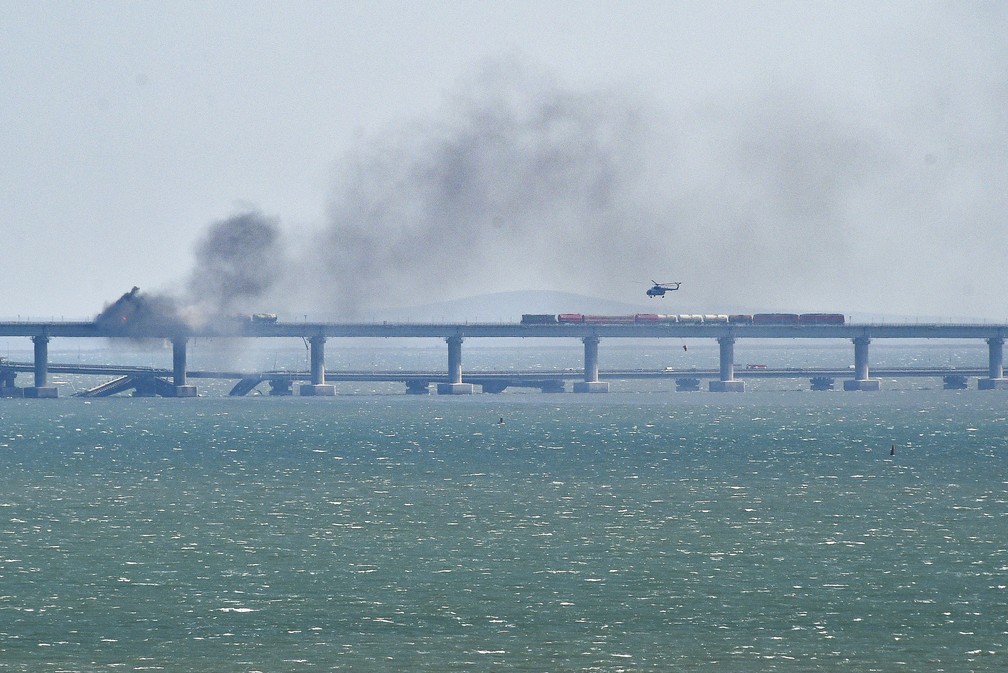 Helicóptero joga água em incêndio na ponte entre Rússia e Crimeia - Foto: ASSOCIATED PRESS