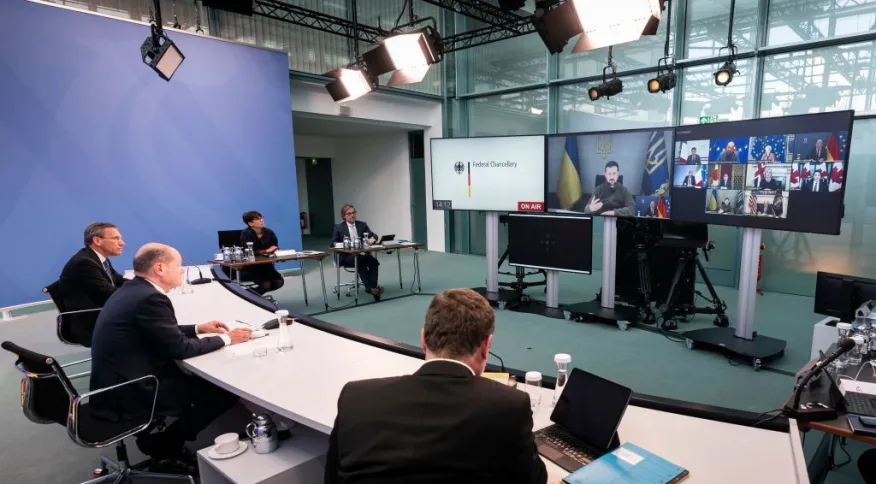 Chanceler alemão Olaf Scholz participa de uma videoconferência com o presidente ucraniano Volodymyr Zelenskyy e o chefe de estado do G7 nesta terça-feira (11). Steffen Kugler/Bundesregierung via Getty