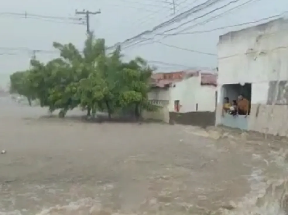 Alagamento provocado pela chuva neste domingo (6) em Assú, RN - Foto: Reprodução
