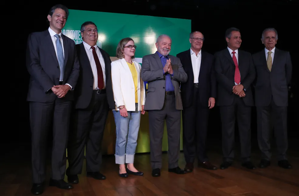 Lula, Gleisi e futuros ministros durante anúncio da equipe em Brasília - Foto: Wilton Junior/Estadão Conteúdo