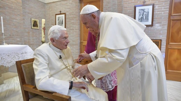 Papa Francisco e Bento XVI - Foto: Vatican Media