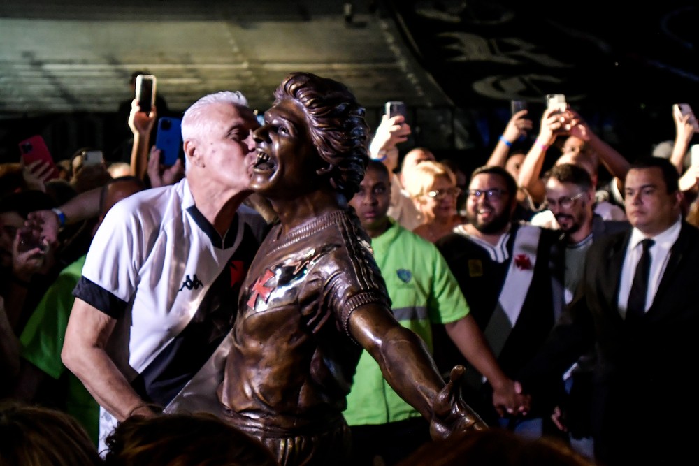 Roberto Dinamite beija a estátua em noite de inauguração em São Januário. Ídolo faleceu neste domingo - Foto: Thiago Ribeiro/AGIF
