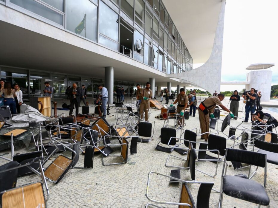 Funcionários organizam Palácio do Planalto após ataques no dia 8 de janeiro - Foto: Marcelo Camargo / Agência Brasil