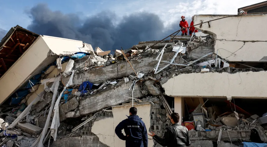 Pessoas buscam por sobreviventes em destroços de hospital em Iskenderun, Turquia, após terremoto 07/02/2023. REUTERS/Benoit Tessier