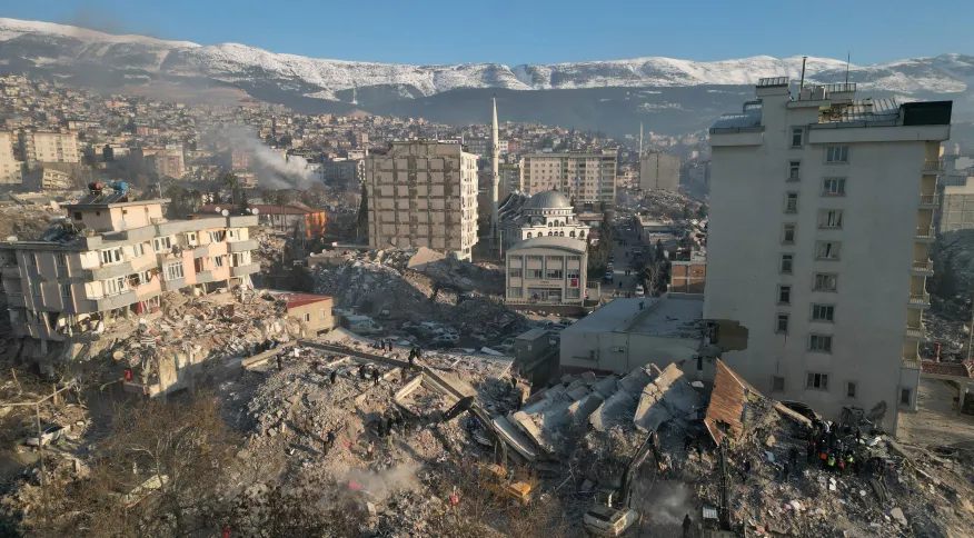 Vista da cidade turca de Kahramanmaras mostra prédios que desbaram em terremoto que atingiu Turquia 09/02/2023 REUTERS/Stoyan Nenov