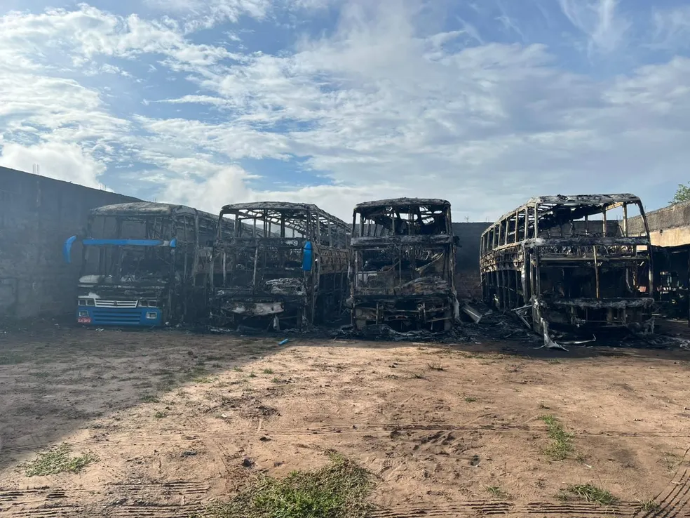 4 ônibus de turismo foram incendiados durante a madrugada desta quarta (15) em Natal ?- Foto: Vinicius Marinho/Inter TV Cabugi
