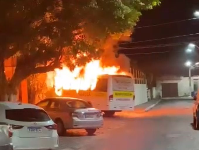 Ônibus incendiado por criminosos no meio da rua - Foto: Reprodução/Redes sociais