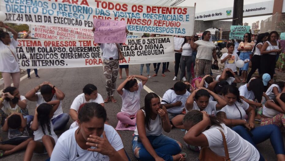 Mulheres de presos protestam na BR-101, nesta quarta-feira, contra condições nas penitenciárias do Estado. Foto: José Aldenir