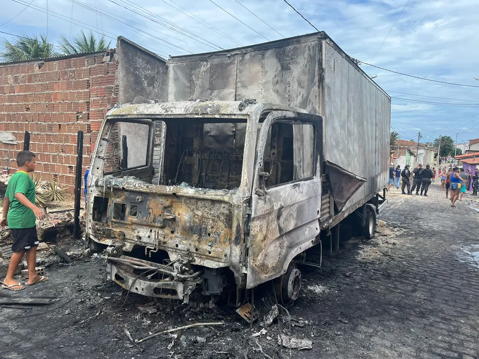 Caminhão incendiado no bairro da Redinha, em Natal - Foto: Vinícius Marinho/Inter TV Cabugi