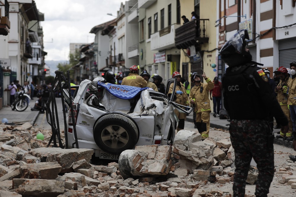 Carro destruído pelos destroços do terremoto que atingiu Cuenca, cidade localizada a mais de 200 km do epicentro, na costa do Equador - Foto: Xavier Caivinagua/AP