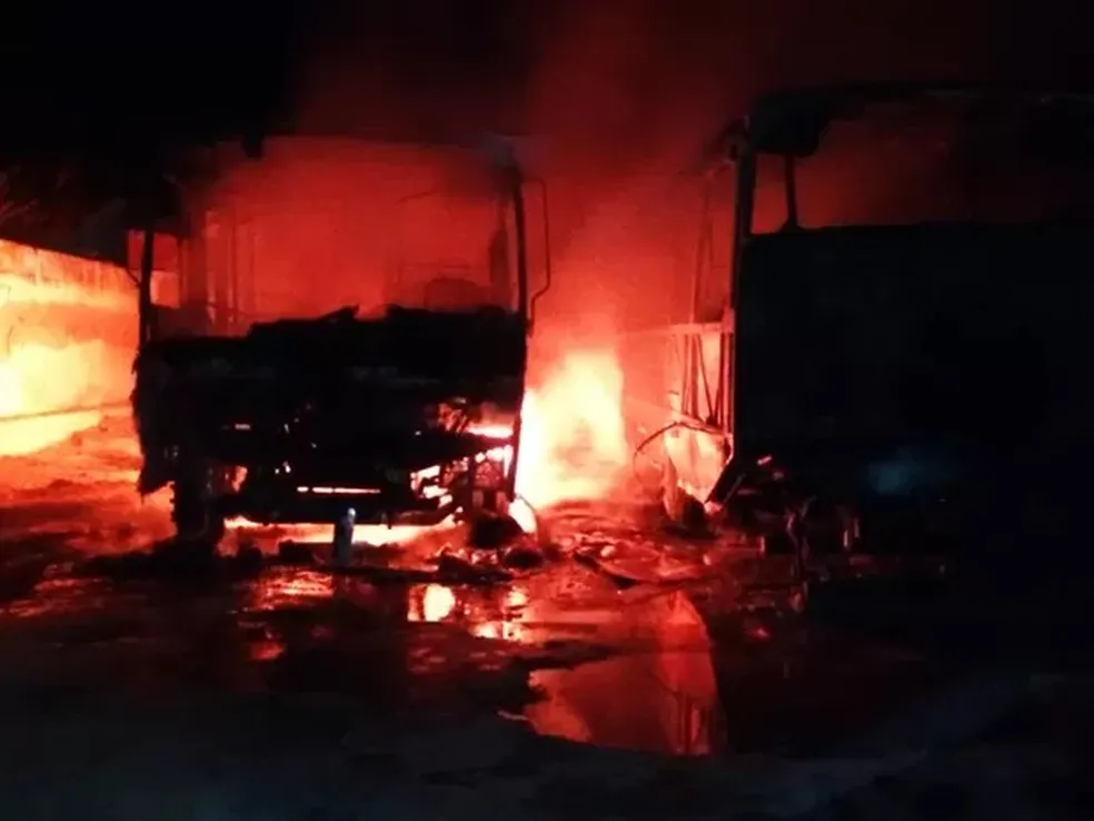 Ônibus escolares incendiados em Governador Dix-Sept Rosado (RN) em agosto de 2016 - Foto: Divulgação/PM