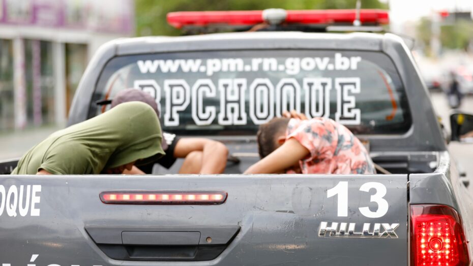 Presos são colocados em caçamba de pick-up - Foto: Divulgação / Sesed