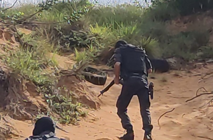 De acordo com a Polícia militar, cerca de dez suspeitos portanto armas longas e galões nas mãos entraram em confronto com os policiais. Foto: Polícia Militar