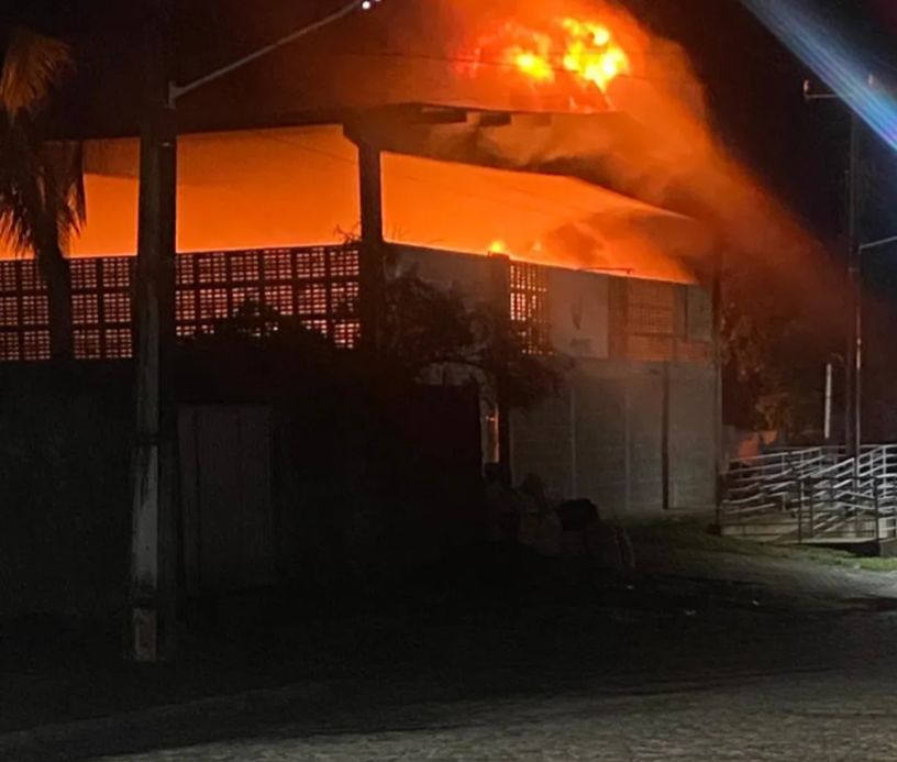Criminosos atearam fogo na Secretaria Municipal de Saúde de São Gonçalo de Amarante na madrugada da sexta (17) - Foto: Reprodução/Redes sociais
