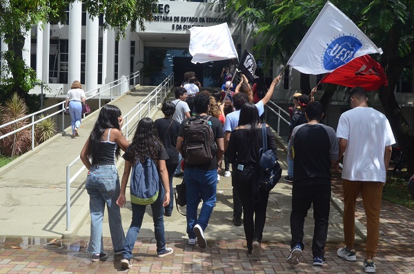 União dos Secundaristas Potiguar fez protesto na governadoria. Eles apoiam a greve e cobram melhorias na rede estadual/ Foto: Magnus Nascimento