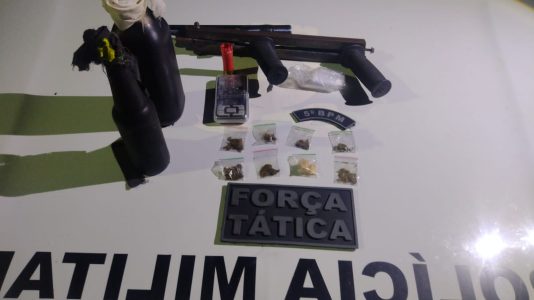 Policiais do 5º BPM apreenderam uma arma de fogo, dois coquetéis molotov, diversas porções de drogas e munições na Vila de Ponta Negra - Foto: PMRN