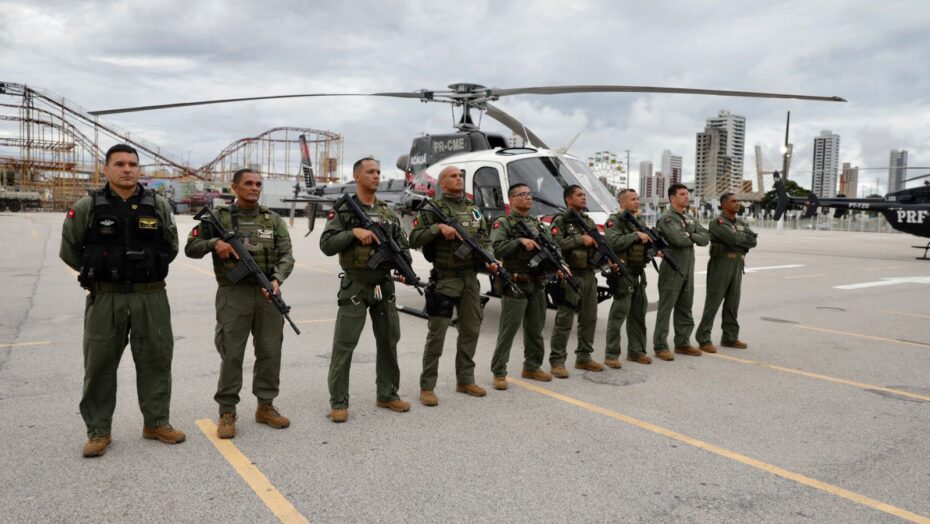 Policiais paraibanos ao lado de helicóptero emprestado pelo Ceará ao RN / Foto: Divulgação