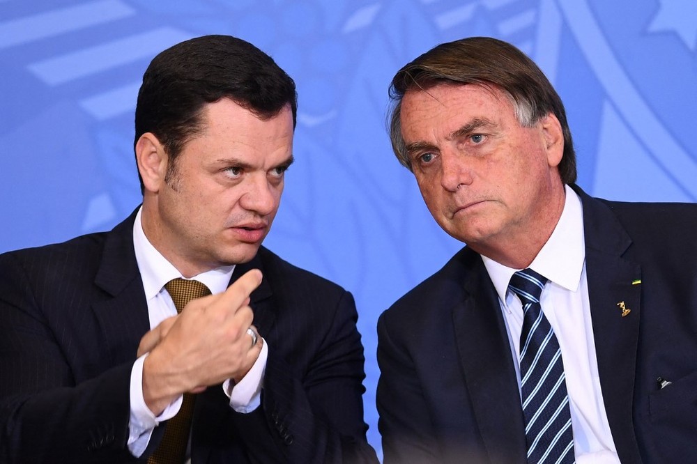 O então ministro da Justiça Anderson Torres e Bolsonaro em foto de 27 de junho de 2022 - Foto: EVARISTO SA / AFP
