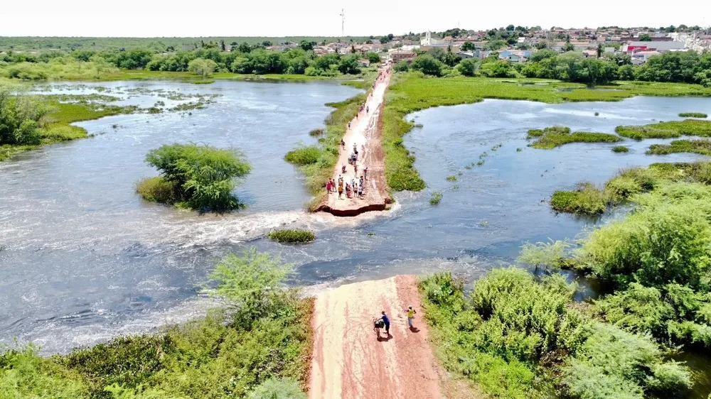 Cheia no rio Piranhas-Açu destruiu parte da estrada em Pendências - Foto: Rádio Vale