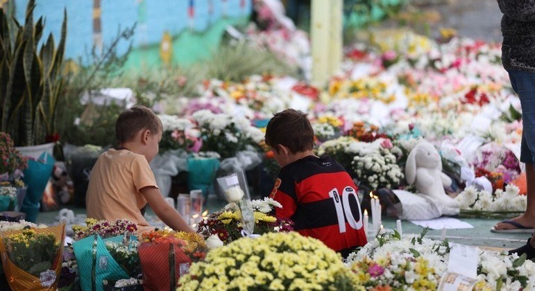 Crianças prestam homenagem às vítimas de ataque em creche de Blumenau (SC) ANDERSON COELHO/AFP - 6.4.2023