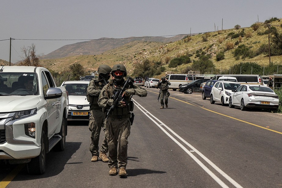Forças de segurança israelenses isolam local do atentado na Cisjordânia, nessa sexta-feira Jaafar Ashtiyeh / AFP