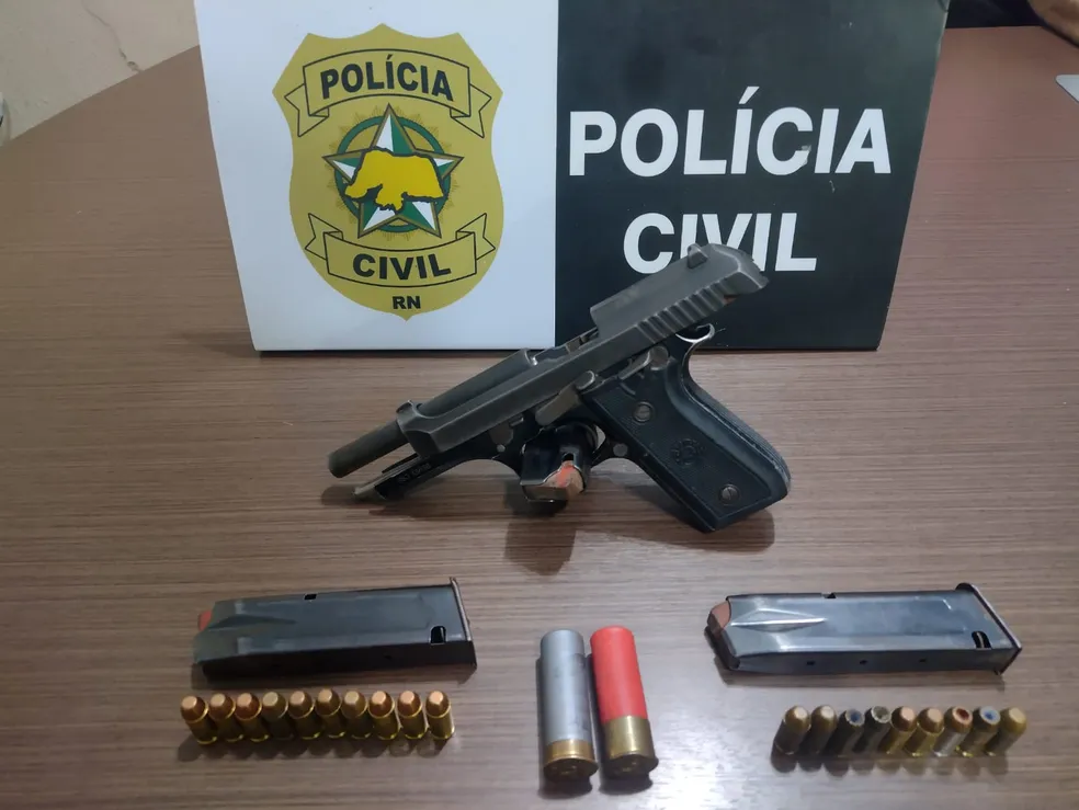 Arma, carregadores e munições foram apreendidos com PM condenado por estupro de vulnerável no RN - Foto: Divulgação