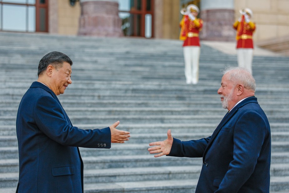 Os presidentes da China, Xi Jinping, e do Brasil, Lula, apertam a mão durante visita oficial - Foto: Ricardo Stuckert/PR