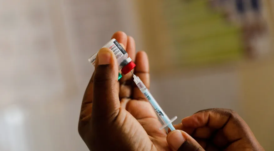 Enfermeira prepara dose de vacina contra malária 01/07/2022REUTERS/Baz Ratner