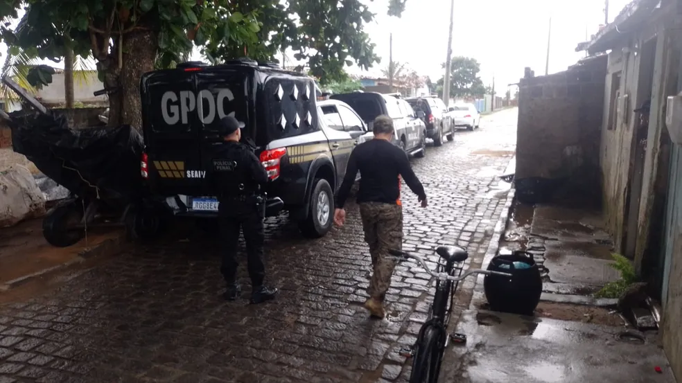 Policiais cumprem mandados contra suspeitos em Macaíba, na Grande Natal - Foto: Polícia Civil/Divulgação