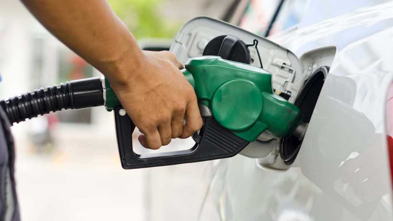 Como a gasolina vendida nas bombas tem adição de 27% de etanol anidro, a parcela do preço da Petrobras no preço do combustível vendido nos postos de gasolina será de R$ 1,94 por litro - Foto: Reproduç