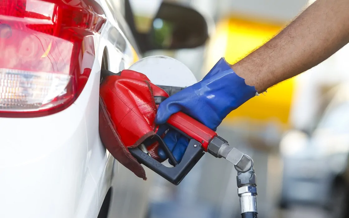 Redução no preço da gasolina para as distribuidoras começa a valer nesta sexta (16) - Foto: Ailton Cruz / Agência Brasil