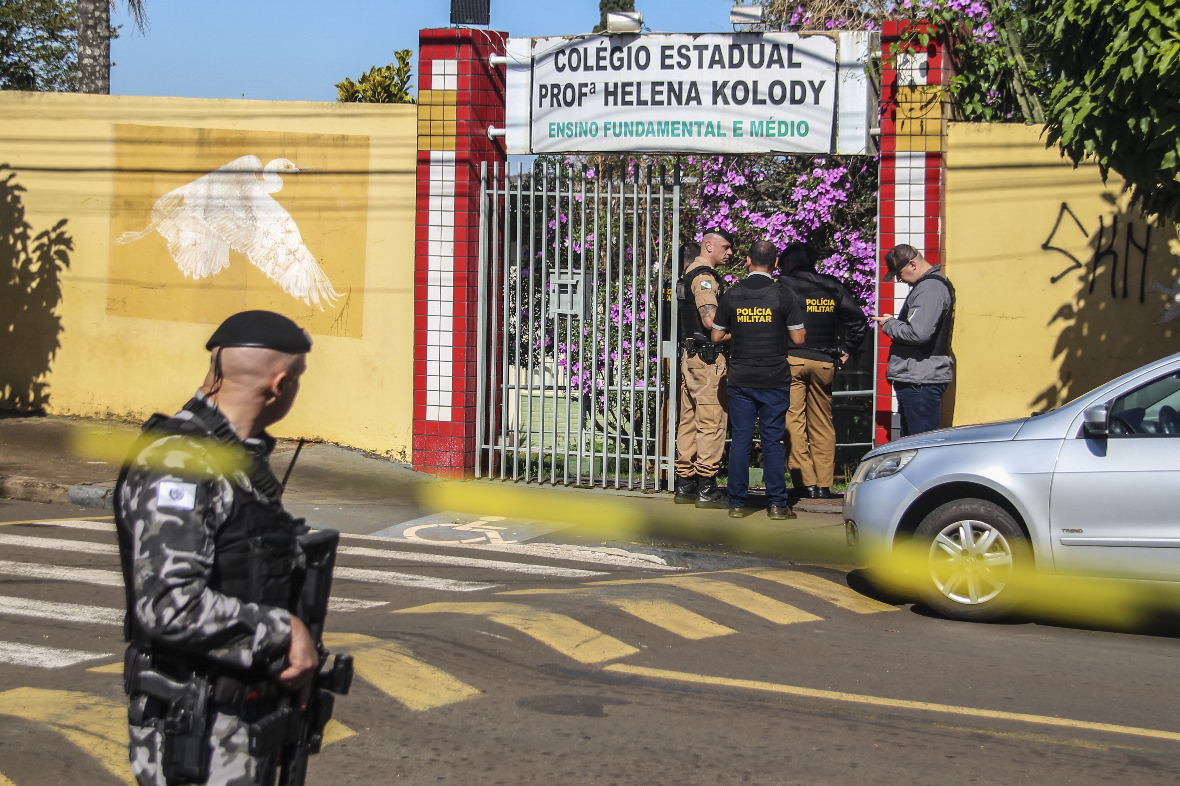 Colégio Estadual Professora Helena Kolody, no Paraná, foi alvo de ataque a tiros na manhã desta segunda-feira (19) - Foto: Filipe Barbosa/EFE