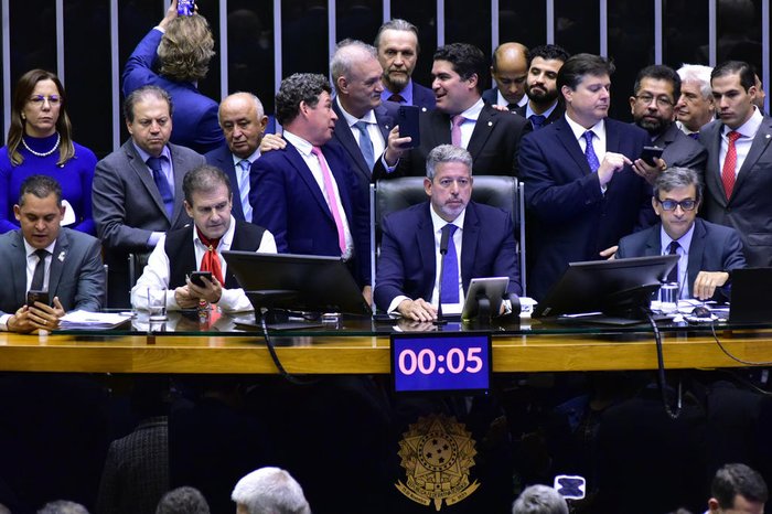 Parlamentares que participaram da elaboração e aprovação da proposta ficaram próximos a Arthur Lira - Foto: Zeca Ribeiro/Câmara dos Deputados/Divulgação