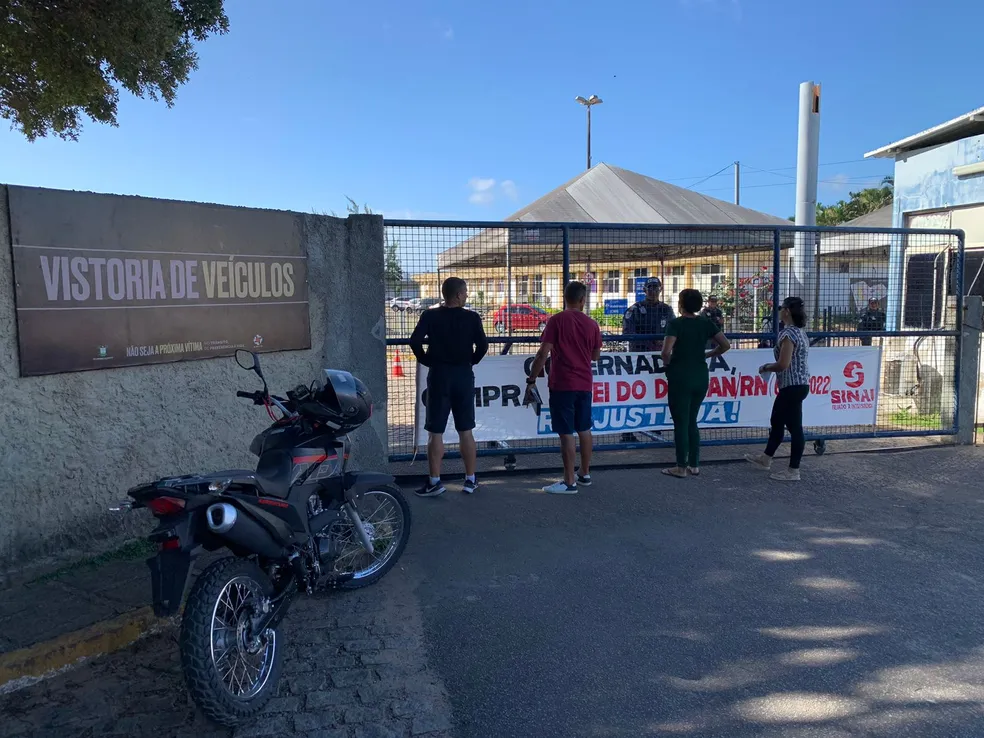 Usuários encontram portões fechados no setor de vistoria de veículo do Detran-RN, por causa de greve (Arquivo) - Foto: Gustavo Brendo/Inter TV Cabugi