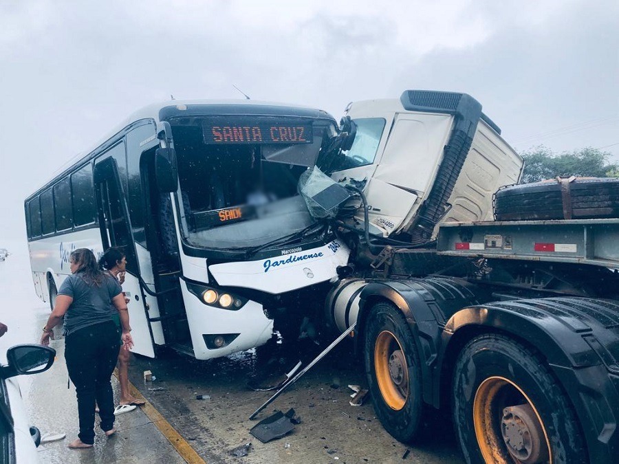 Ônibus e caminhão colidem de frente na Reta Tabajara - Foto: Cedida