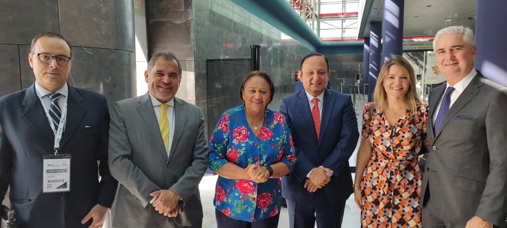Governadora e embaixador do Brasil cumprimentando os embaixadores do Peru - Foto: Reprodução