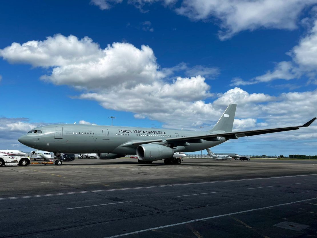 Aeronave KC-30, integrada à FAB em 2022, partirá hoje de Natal em busca dos brasileiros que estão tentando sair da zona de conflito - Foto: Divulgação/FAB