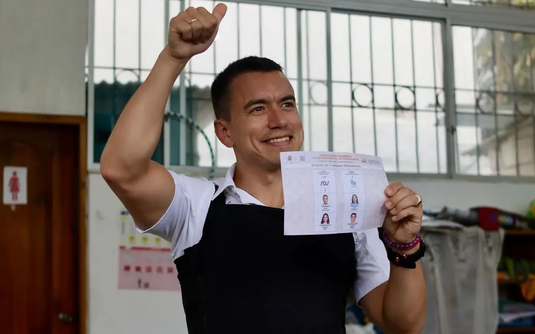 Candidato à Presidência do Equador, Daniel Noboa votou usando colete à prova de balas Reprodução/Instagram