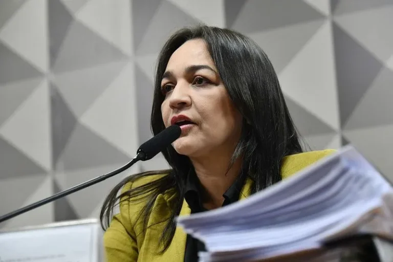 Eliziane Gama (PSD-MA) lê o relatório da CPMI do 8 de janeiro Geraldo - Foto: Magela/Agência Senado